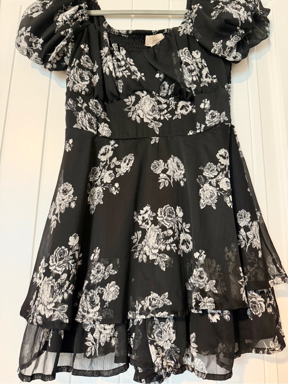 Black Floral Puff Sleeve Romper - Picture 2 of 5